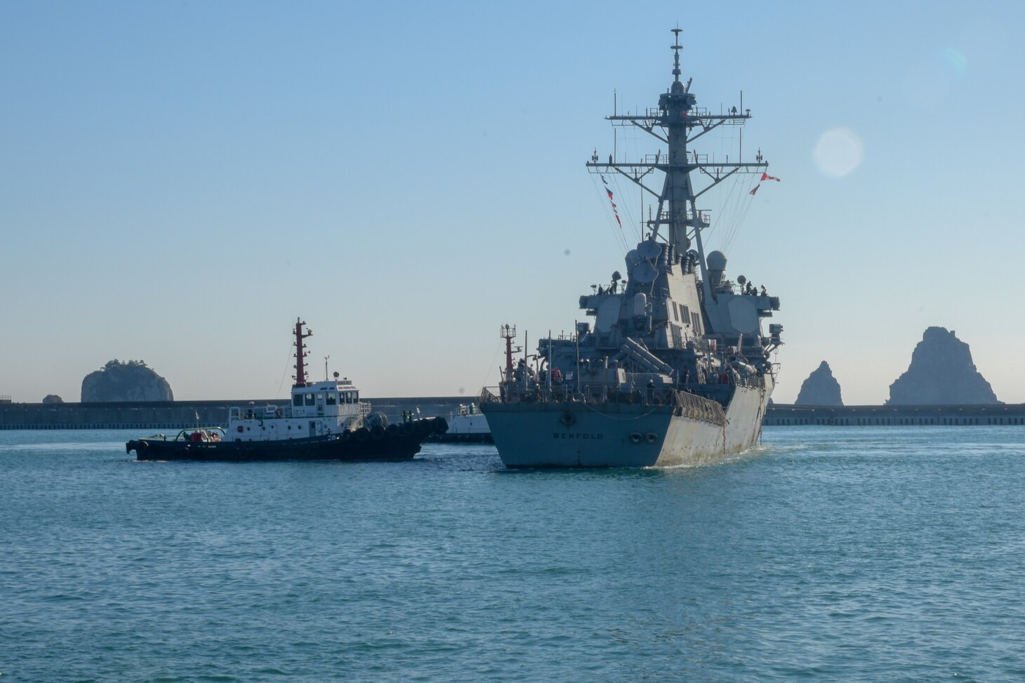 BUSAN, Republic of Korea (Oct. 12, 2018) Arleigh Burke-class guided-missile destroyer USS Benfold (DDG 65) arrives in Commander, Republic of Korea Fleet base pier as part of a regularly scheduled port visit. Benfold is underway with the USS Ronald Reagan (CVN 76) Carrier Strike Group and are forward deployed to the U.S. 7th Fleet area of operations in support of security and stability in the Into-Pacific region.