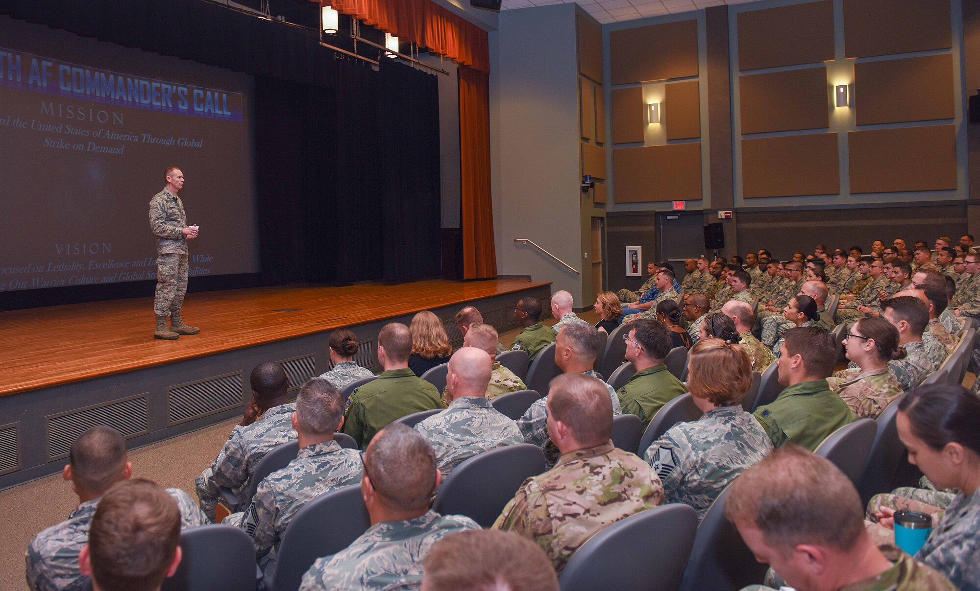 8th AF commander visits Dyess