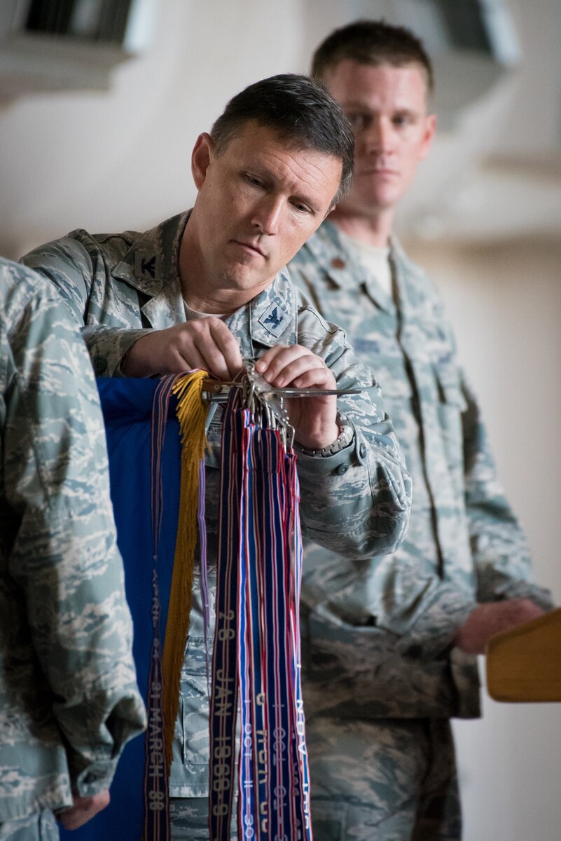Col. Jeff Wilkinson, commander of the 123rd Airlift Wing, pins a steamer to the unit colors during a ceremony at the Kentucky Air National Guard Base in Louisville, Ky., Sept. 16, 2018. The streamer signifies the unit’s selection for its 17th Air Force Outstanding Unit Award, continuing the wing’s legacy as one of the most decorated organizations in U.S. Air Force History. (U.S. Air National Guard photo by Lt. Col. Dale Greer)