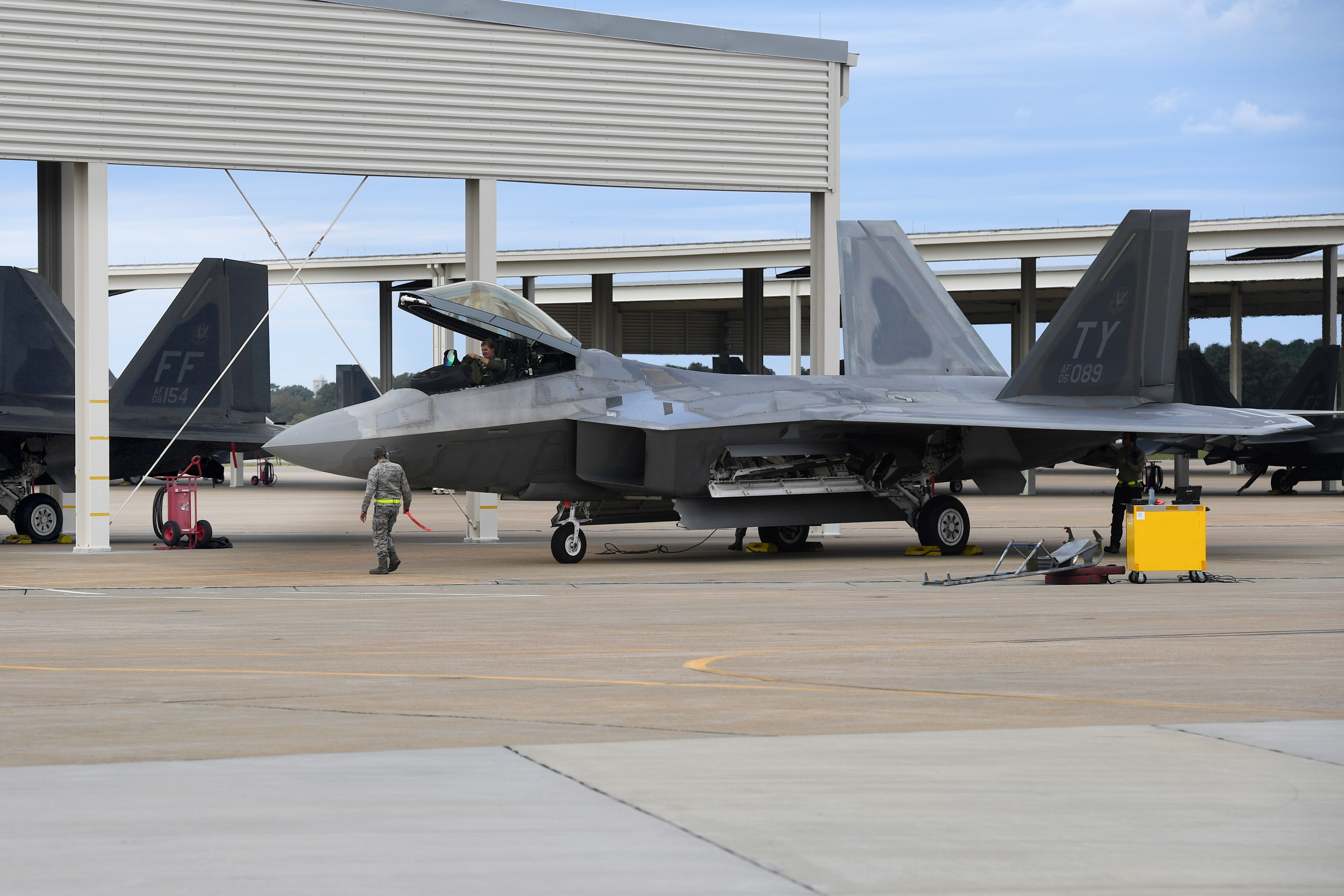 F22 s3 pro. F22 Airbase. Авиабаза Лэнгли. Майнот авиабаза.