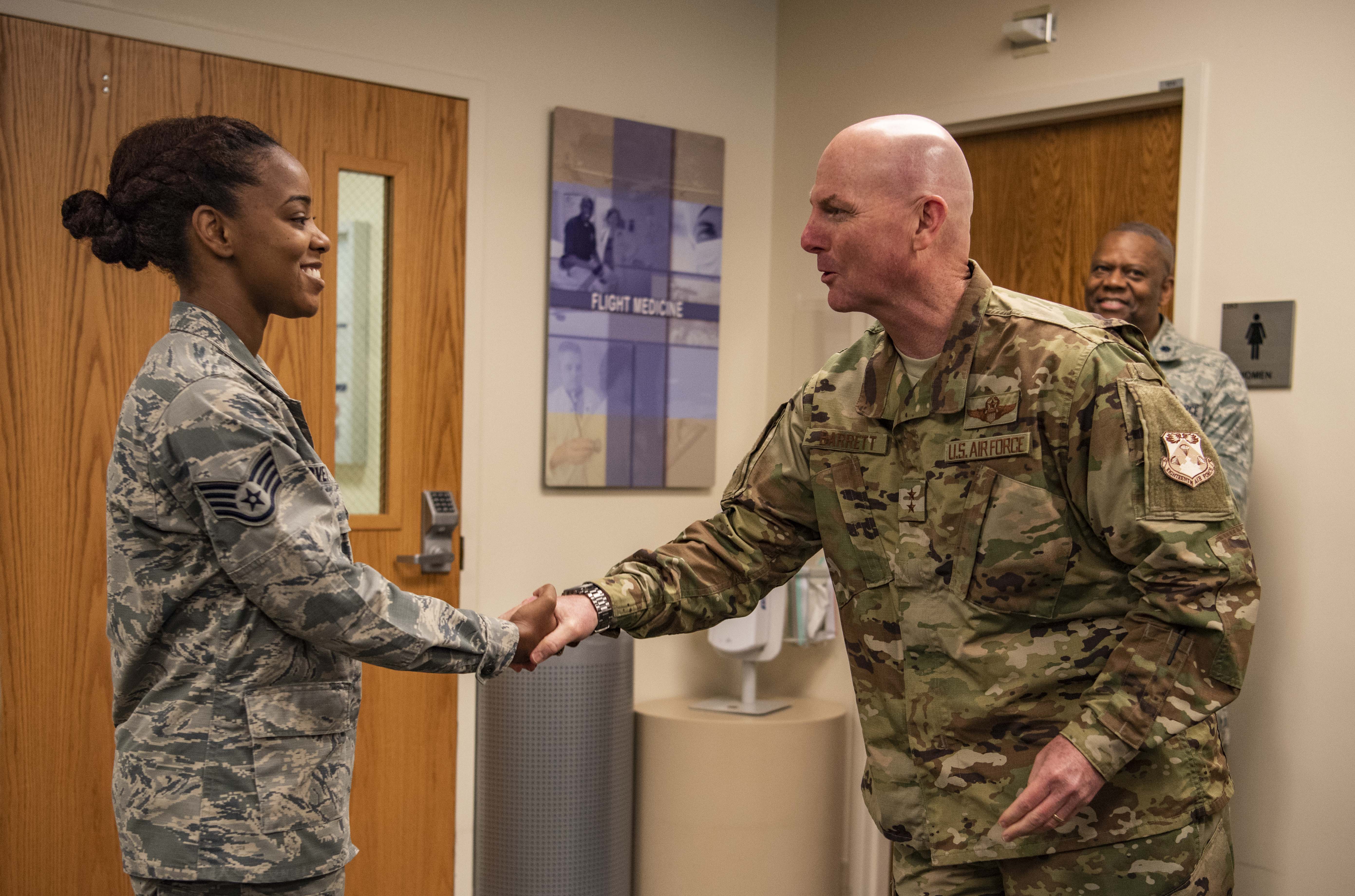18th AF Commander visits Showcase Wing > Scott Air Force Base > Article