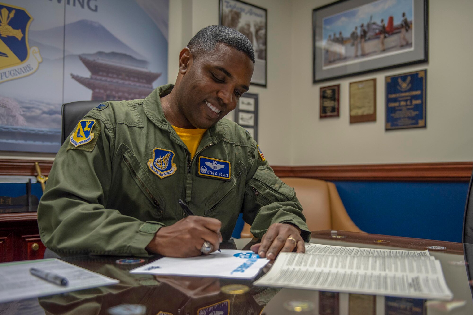 Col. Otis C. Jones, 374th Airlift Wing commander, begins to write out the cause he will contributing to during the Combined Federal Campaign at Yokota Air Base, Japan, Oct. 12, 2018.