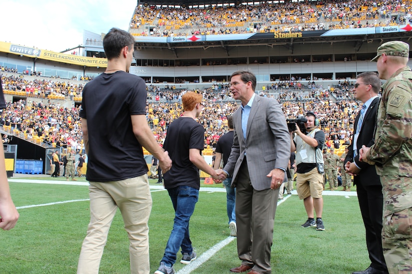 SECARMY gives the Oath at mass enlistment ceremony at Steelers game > U.S.  Army Reserve > News-Display