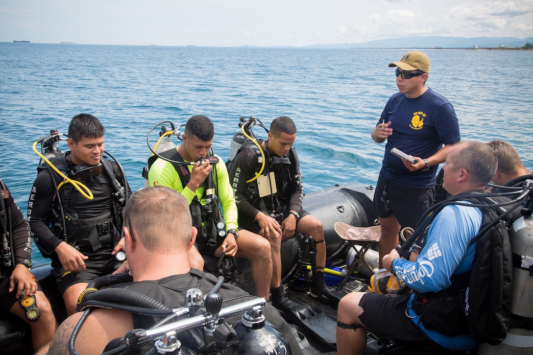 U.S. Navy and Panama National Aeronaval divers train in Panama.