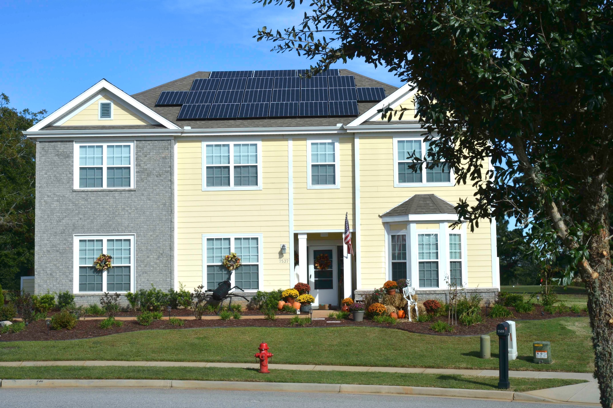 The project included the installation of 5,865 solar panels in 284 homes, accumulating an approximate 40 percent offset of total annual electrical consumption. A first for military housing in the state of South Carolina, the project solidifies the state as eighth in the nation for installed solar power capacity.