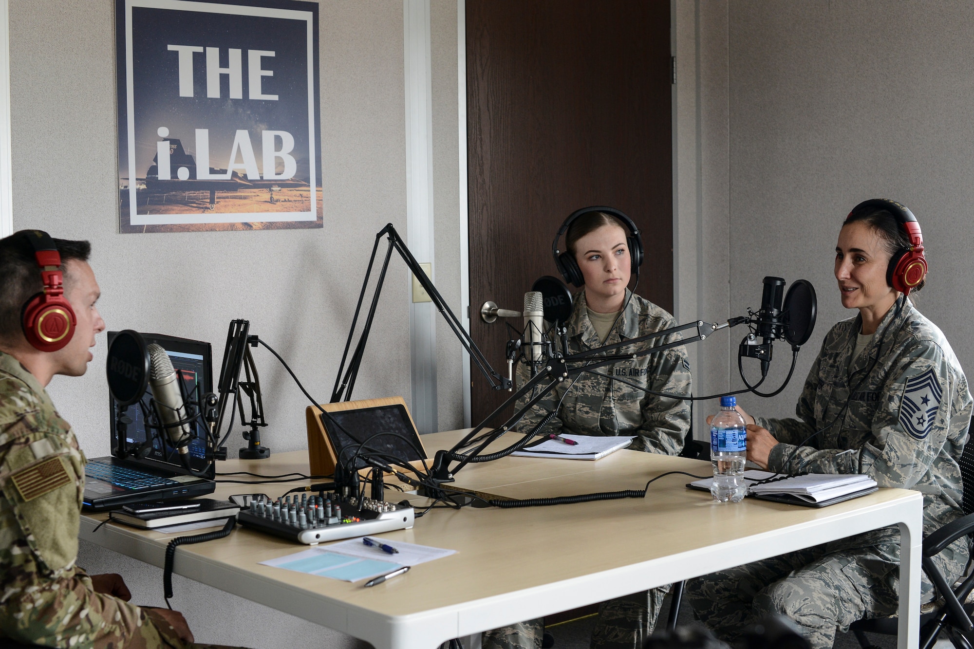 480th ISRW Commander visits the 548th ISRG.