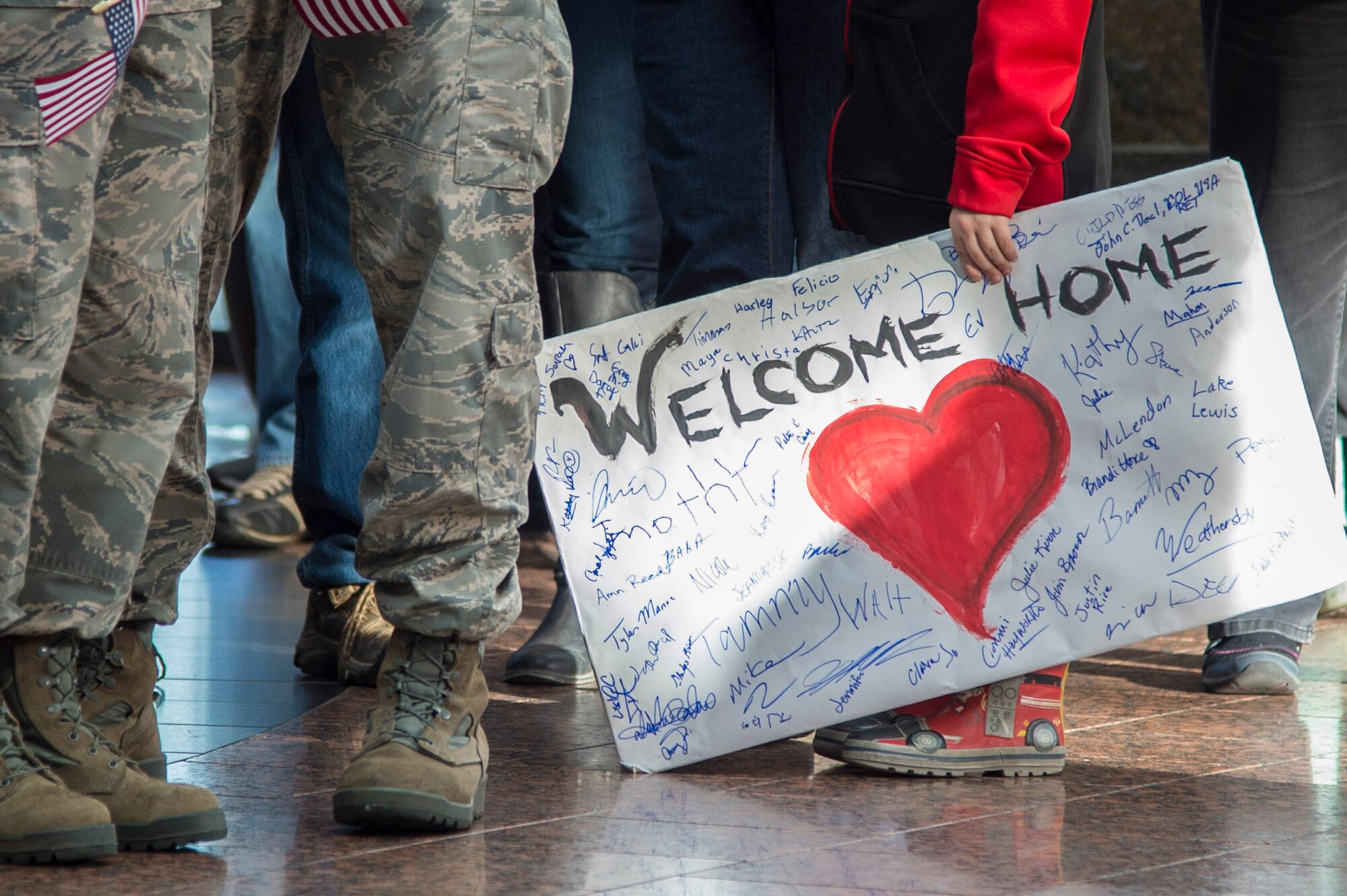 A child holds a ‘welcome home’ sign in celebration of the return of the Last Frontier Honor Flight, at Ted Stevens International Airport, Alaska, Oct. 20, 2018. The program offers veterans the opportunity to visit monuments erected in their honor such as the National World War II Memorial, the Korean War Veterans Memorial and the Vietnam Veterans Memorial.