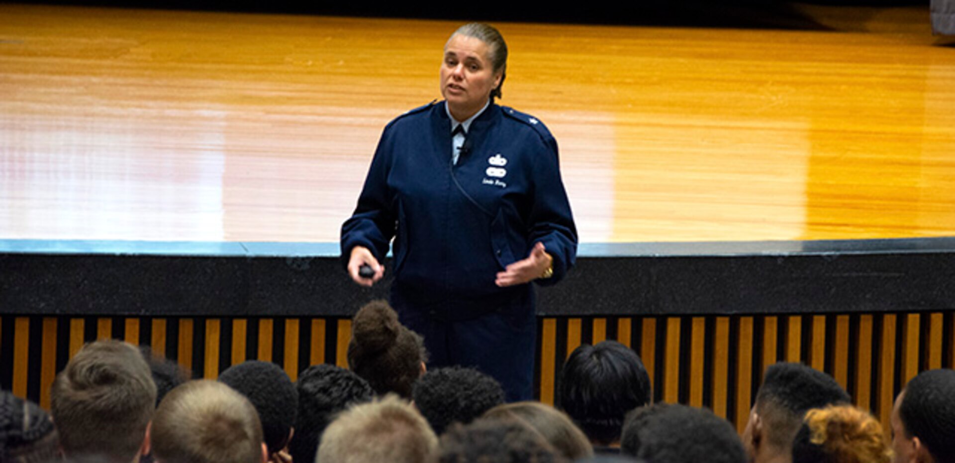 Commander speaks with county students about DLA careers