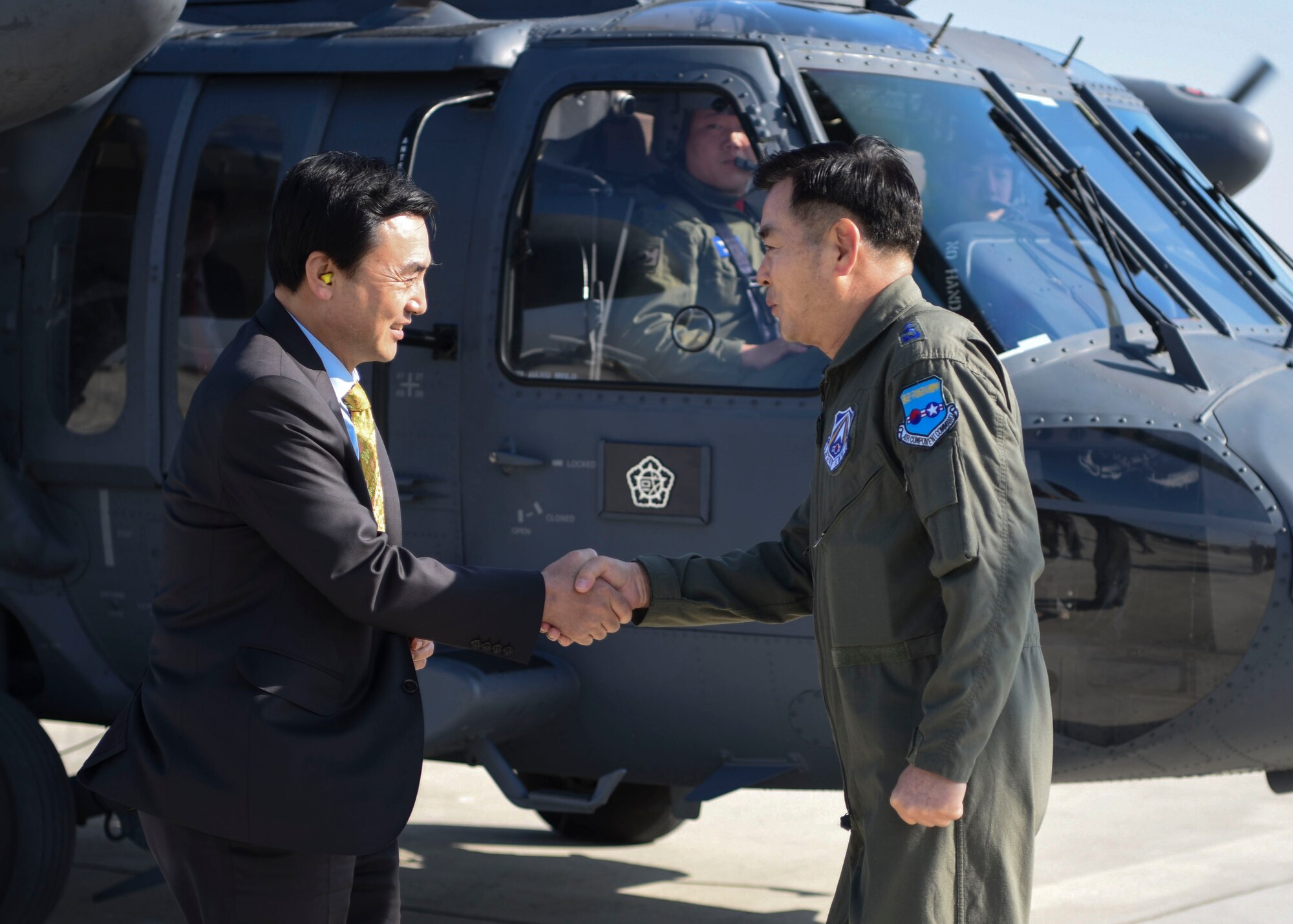 Republic of Korea Air Force Lt. Gen. Lee, Keon Wan, Air Force Operations Command commander, greets Ahn, Gyubaek, National Defense Committee chairman, at Osan Air Base, ROK, Oct. 25, 2018. The NDC conducted an ROK AFOC site inspection and observed flight line operations. (U.S. Air Force photo by Airman 1st Class Ilyana A. Escalona)