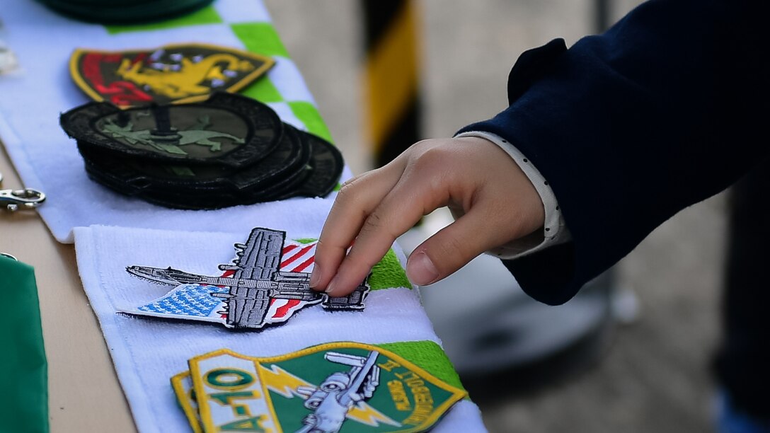 A visitor of the Gyeongnam Sacheon Air Expo examines a patch at the 25th Fighter Squadron’s A-10 Thunderbolt II display at Sacheon Air Base, Republic of Korea, Oct. 26, 2018.