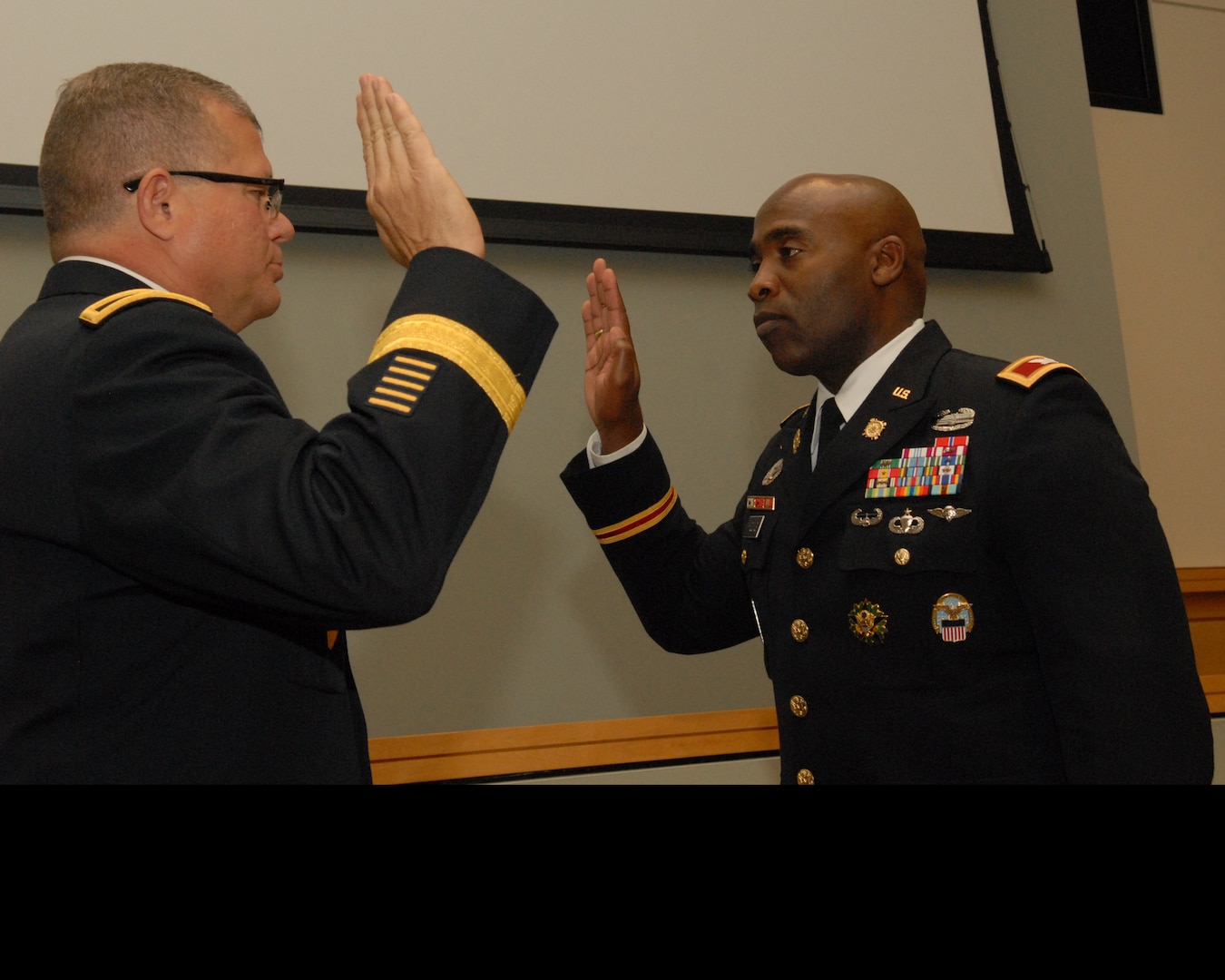 Army Col. Abel Young, right, reaffirms the oath of the commissioned officer with Brig. Gen. Mark Simerly, DLA Troop Support commander, during a promotion ceremony in Philadelphia, Oct. 25, 2018. Young, a Chicago Heights, Ill., native, is the director of DLA Troop Support’s Subsistence supply chain. (Photo by Ed Maldonado/DLA Troop Support)