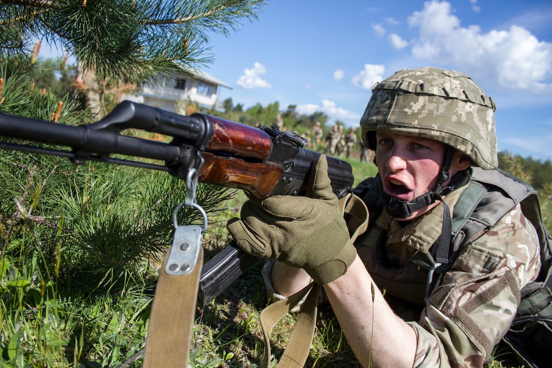 Mentored by Army’s 45th Infantry Brigade Combat Team, Ukrainian soldier calls out to fellow soldier during training at Yavoriv Combat Training Center,
International Peacekeeping and Security Center, near Yavoriv, Ukraine, May 15, 2017 (U.S. Army/Anthony Jones)