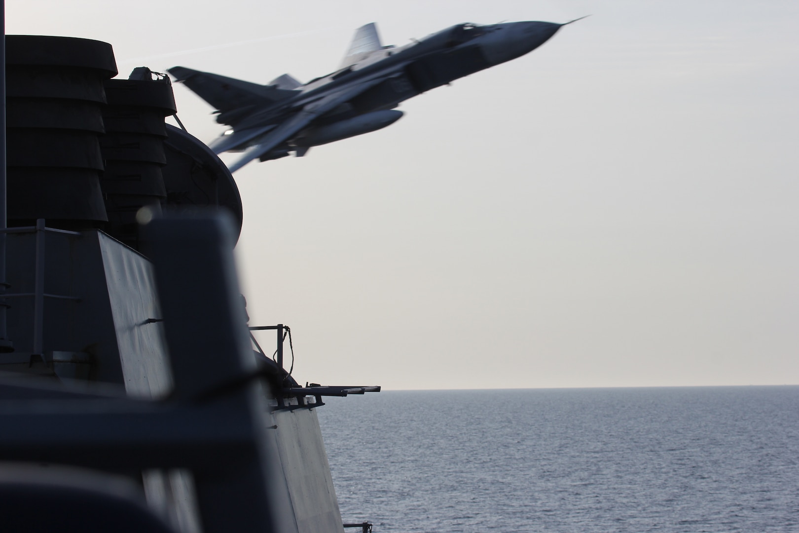 Russian Sukhoi Su-24 attack aircraft makes low-altitude pass by USS Donald Cook as it conducts routine patrol in U.S. 6th Fleet area of operations, Baltic
Sea, April 12, 2016 (U.S. Navy)