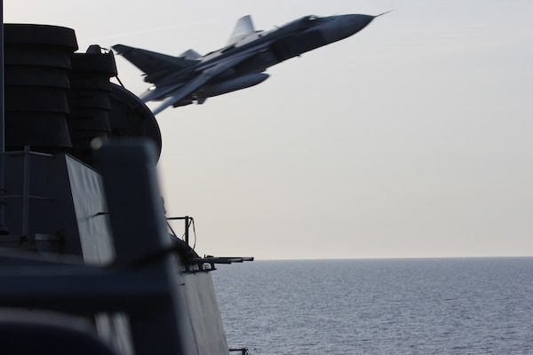 Russian Sukhoi Su-24 attack aircraft makes low-altitude pass by USS Donald Cook as it conducts routine patrol in U.S. 6th Fleet area of operations, BalticSea, April 12, 2016 (U.S. Navy)