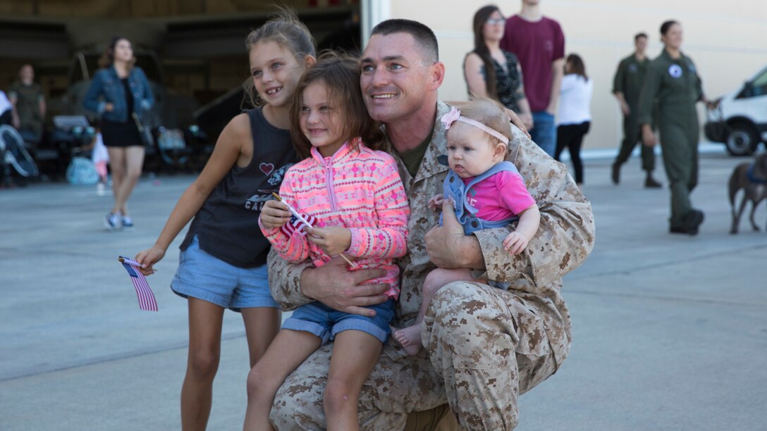 VMM-164 returns from deployment, reunite with loved ones