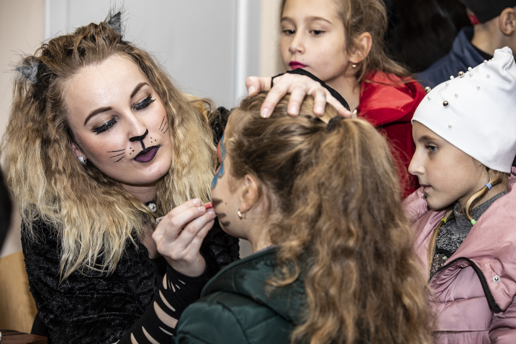 U.S. Soldiers host Halloween fall festival in Ukraine > National Guard
