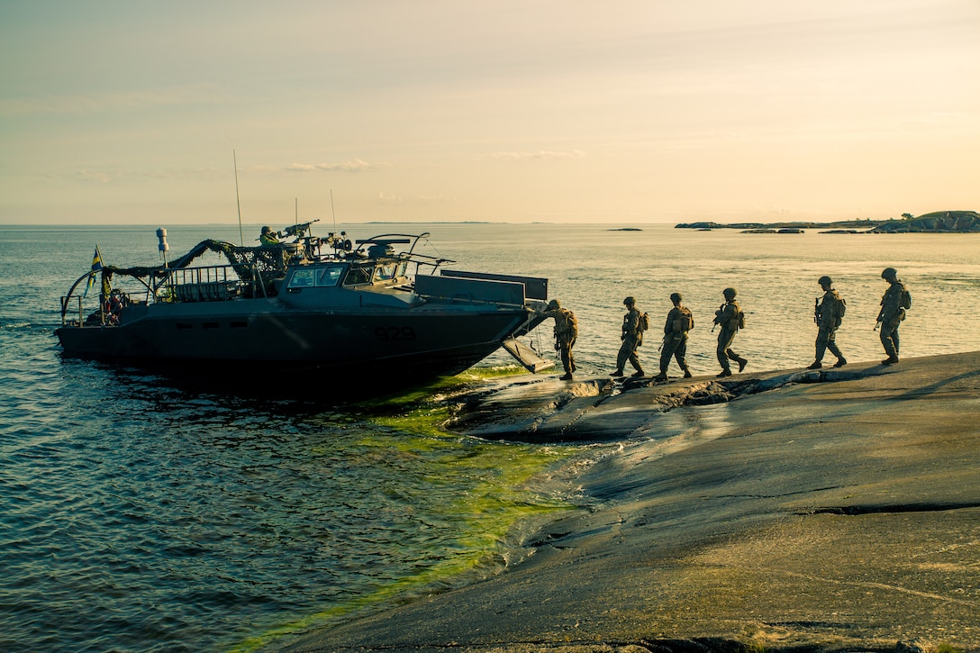Swedish Marines and Marines with Marine Rotational Force-Europe board Swedish Combat Boat 90 during  amphibious assault rehearsal during Exercise Archipelago Endeavor in Korso, Sweden, Aug. 30, 2018. Archipelago Endeavor is a bilateral training exercise in Sweden to enhance interoperability and strengthen security in the Baltic Region. This is the first time U.S. and Swedish Marines have trained as an integrated unit on the CB-90s to perform a company-level amphibious assault on the outer Stockholm archipelago.