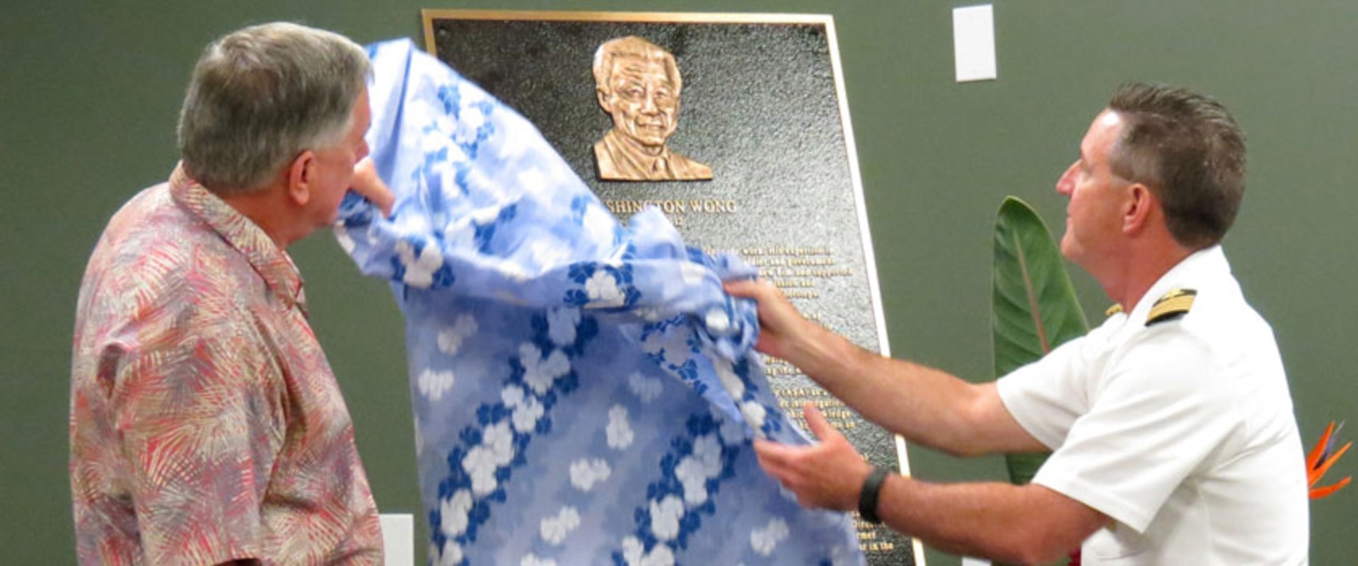 NSA Deputy Director, Mr. Richard Ledgett, and NSA-Hawaii Commander, CAPT Cliff Bean, unveil dedication plaque for Washington Wong