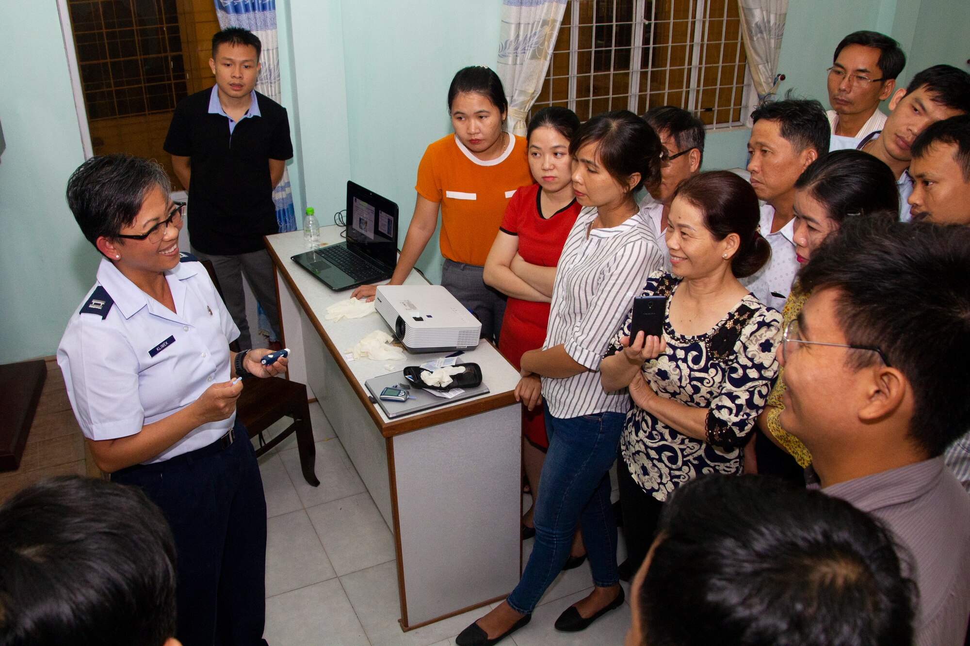 U.S. Air Force Capt. Sara Klimek, health care integrator and medical management director, Misawa Air Base, Japan, discusses proper blood glucose levels testing procedures for diabetic patients with Vietnamese medical professionals during a Pacific Angel (PAC ANGEL) 18-2 subject matter expert exchange in Tam Ky, Quang Nam province, Vietnam, Sept. 5, 2018.