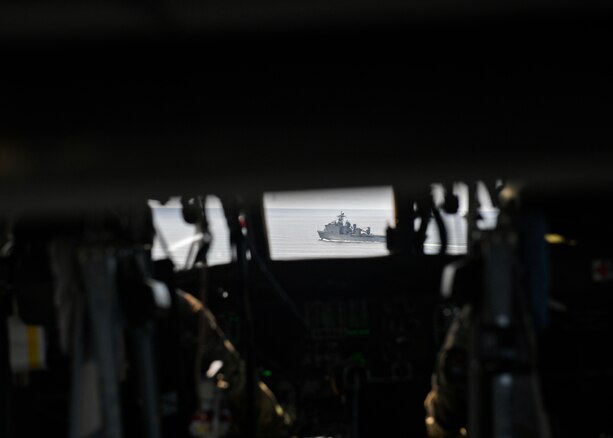 U.S. Army pilots fly an Army UH-60L helicopter towards USS Gunston Hall