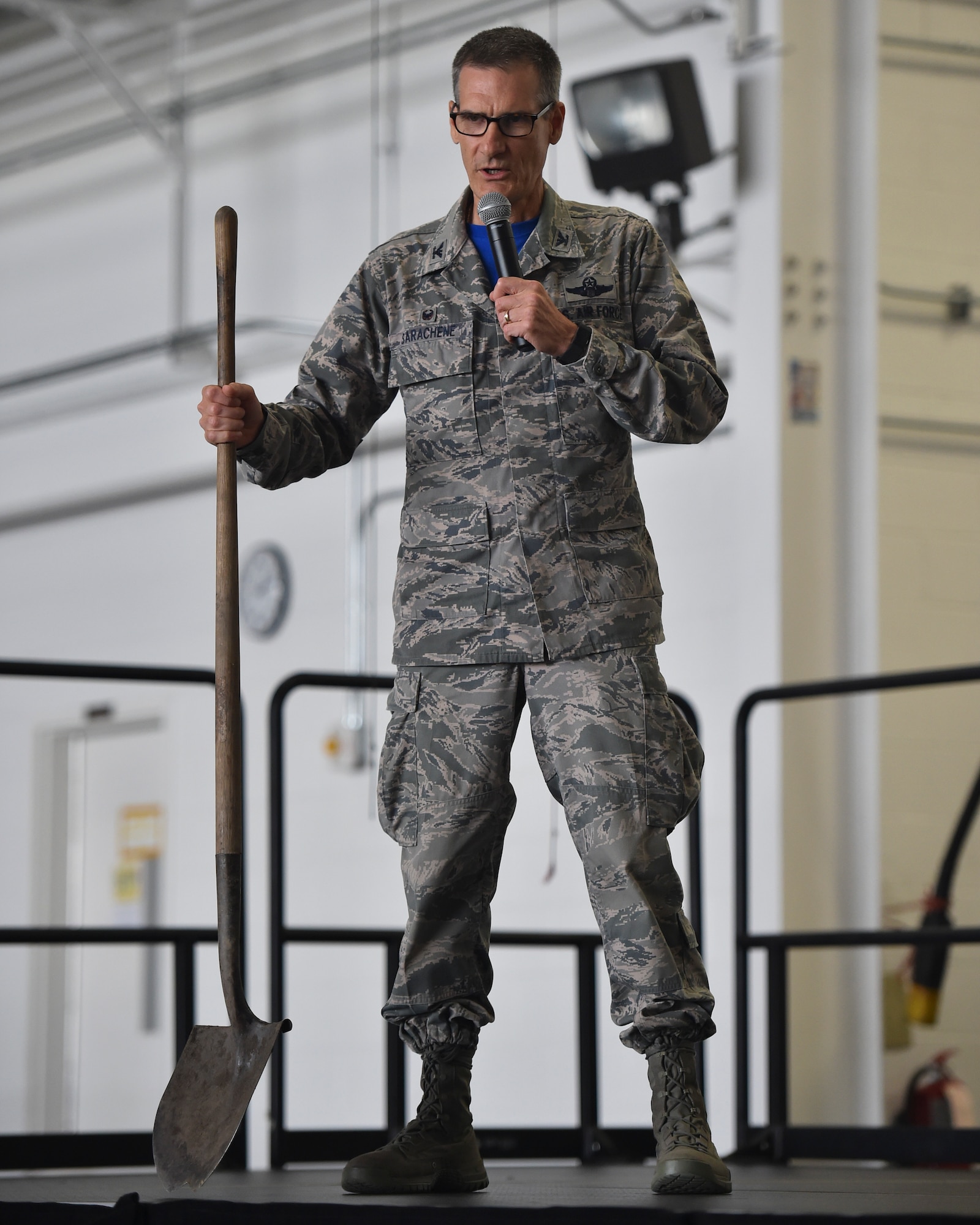 Col. Dan Sarachene, the commander of the 910th Airlift Wing, uses a shovel as a metaphor during a wing commanders call in Hangar 295, Youngstown Air Reserve Station, September 8, 2018. Sarachene said a shovel can’t dig a hole by itself, it requires someone behind it to get the job done. At YARS the principle is the same, it takes the Reserve Citizen Airmen to complete the mission.