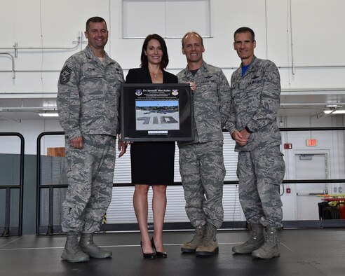 910th Airlift Wing Command Chief Master Sgt. Robert Potts, Dr. Jannelle MacAulay, a leadership and performance consultant and retired U.S. Air Force Lt. Col., Col. Joseph D. Janik, the vice commander of the 910th AW, and Col. Dan Sarachene, commander of the 910th AW, pose for a photo during a commanders call in Hangar 295, Youngstown Air Reserve Station, September 8, 2018. MacAulay informed YARS's Reserve Citizen Airmen that to be at the pinnacle of performance, take a moment to slow down so you can speed up.