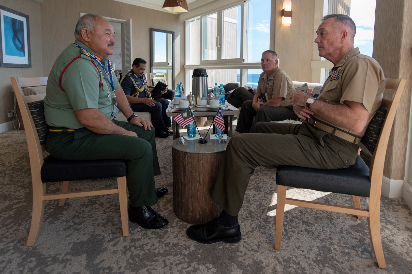 Marine Corps Gen. Joe Dunford, chairman of the Joint Chiefs of Staff, meets with Malaysian Chief of Defense Forces Army Gen. Tan Sri Haji Zulkifli bin Jaji Zainal Abidin during the Indo-Pacific Chief of Defense conference in Waikiki, Hawaii, Sept. 10, 2018.