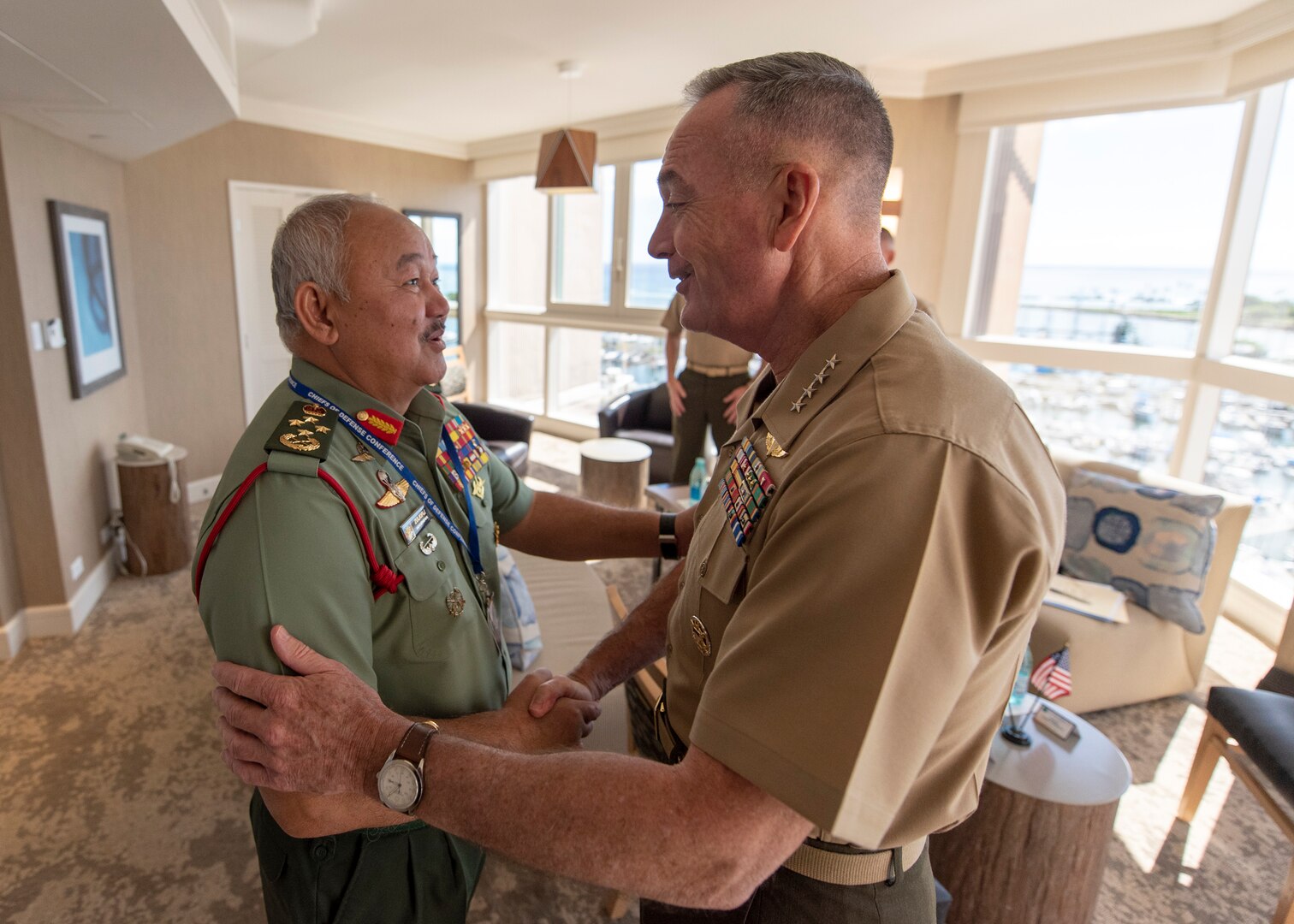 Marine Corps Gen. Joe Dunford, chairman of the Joint Chiefs of Staff, meets with Malaysian Chief of Defense Forces Army Gen. Tan Sri Haji Zulkifli bin Jaji Zainal Abidin during the Indo-Pacific Chief of Defense conference in Waikiki, Hawaii, Sept. 10, 2018.