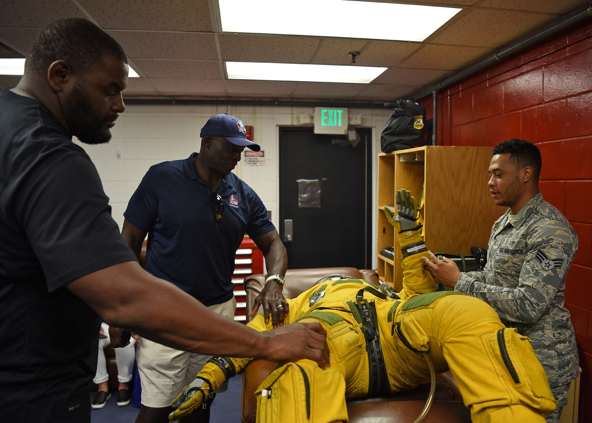 NFL Hall of Famers visit Osan Air Base