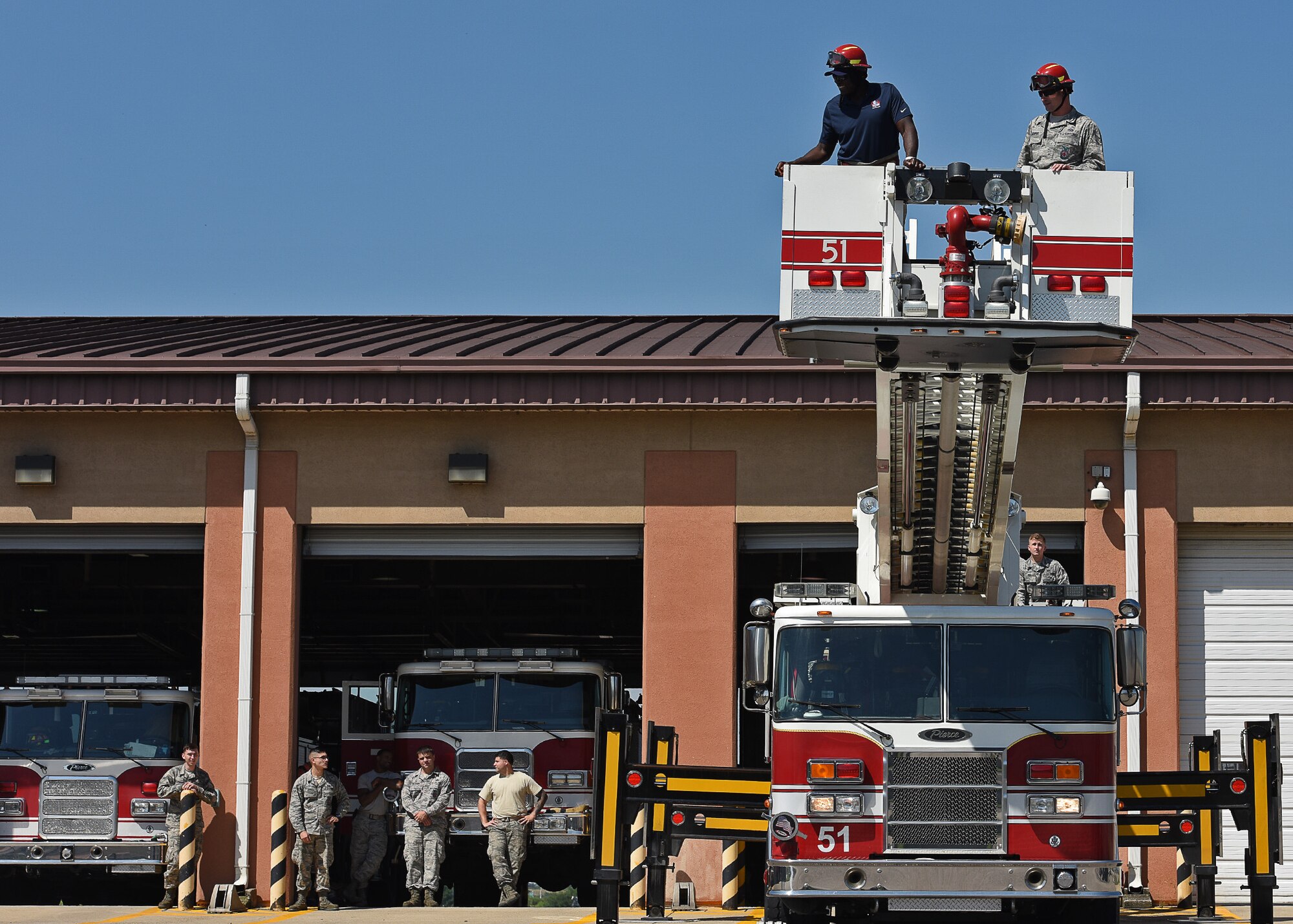 NFL Hall of Famers visit Osan Air Base