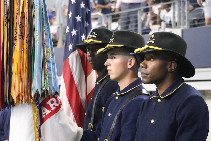 Dallas, Cowboys honor local military members with 'salute to service' >  U.S. Army Reserve > News-Display