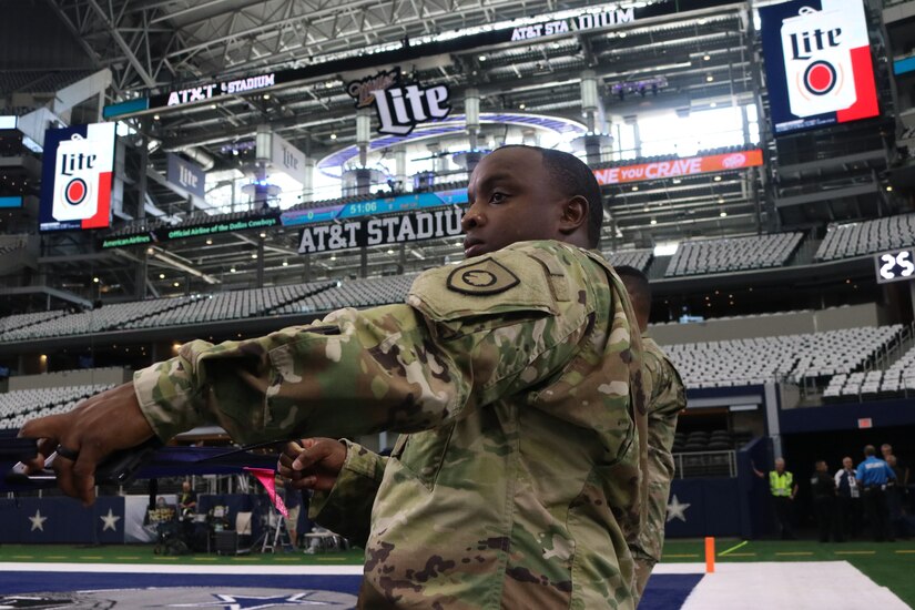 Dallas, Cowboys honor local military members