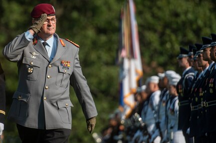 German Inspector Gen. Eberhard Zorn, chief of staff of the Federal Armed Forces, inspects a U.S. Forces Joint Color Guard during a counterpart visit on Whipple Field at Joint Base Myer-Henderson Hall, Sept. 29, 2018.