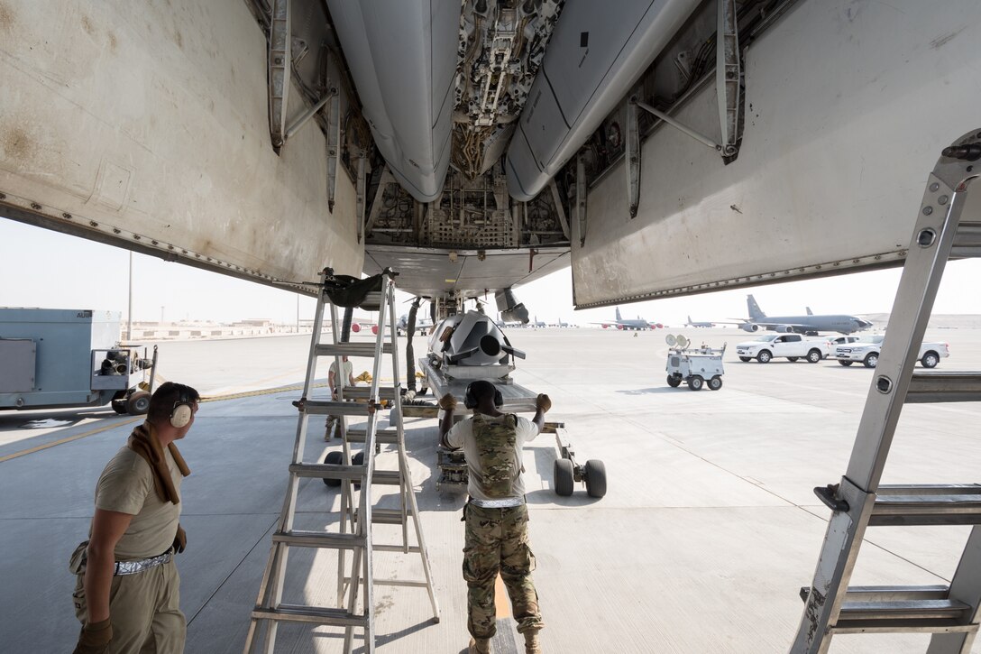 B-1B Weapons Loaders Conduct Combat-capability Training