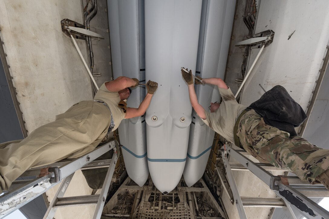 B-1B Weapons Loaders Conduct Combat-capability Training