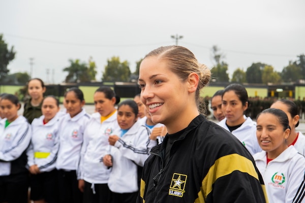 Not in My Squad workshop facilitator and Brigade S-1 noncommissioned officer for National Ground Intelligence Center engages with female soldiers from Peruvian army during physical readiness training in Lima, Peru, September 10, 2018 (U.S. Air National Guard/Holli Nelson)