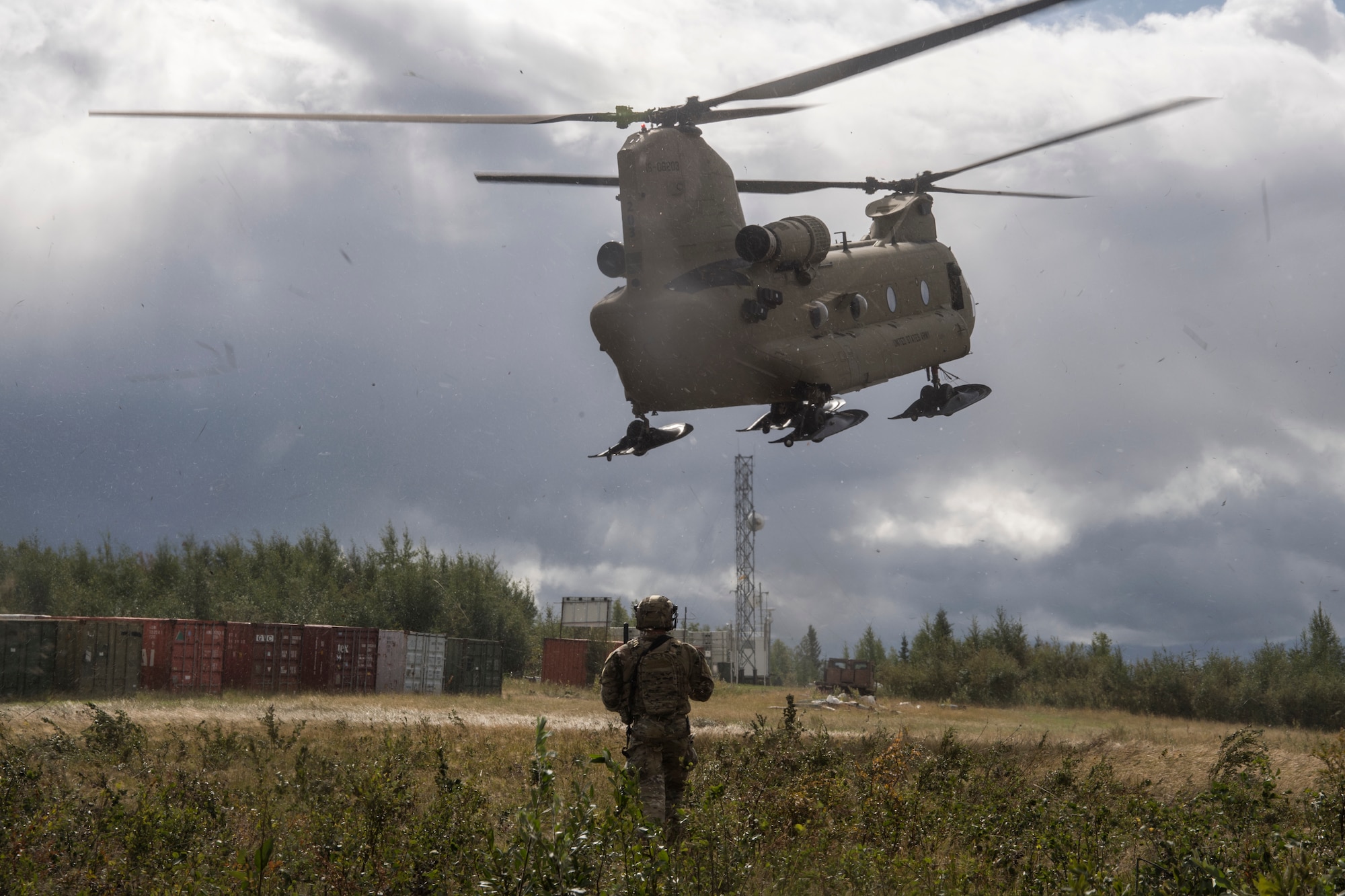 A Special Tactics Airman with the 17th Special Tactics Squadron watches as a U.S. Army CH-47 Chinook prepares to land during RED FLAG-Alaska 18-3 at Eielson Air Force Base, Alaska, Aug. 16, 2018.