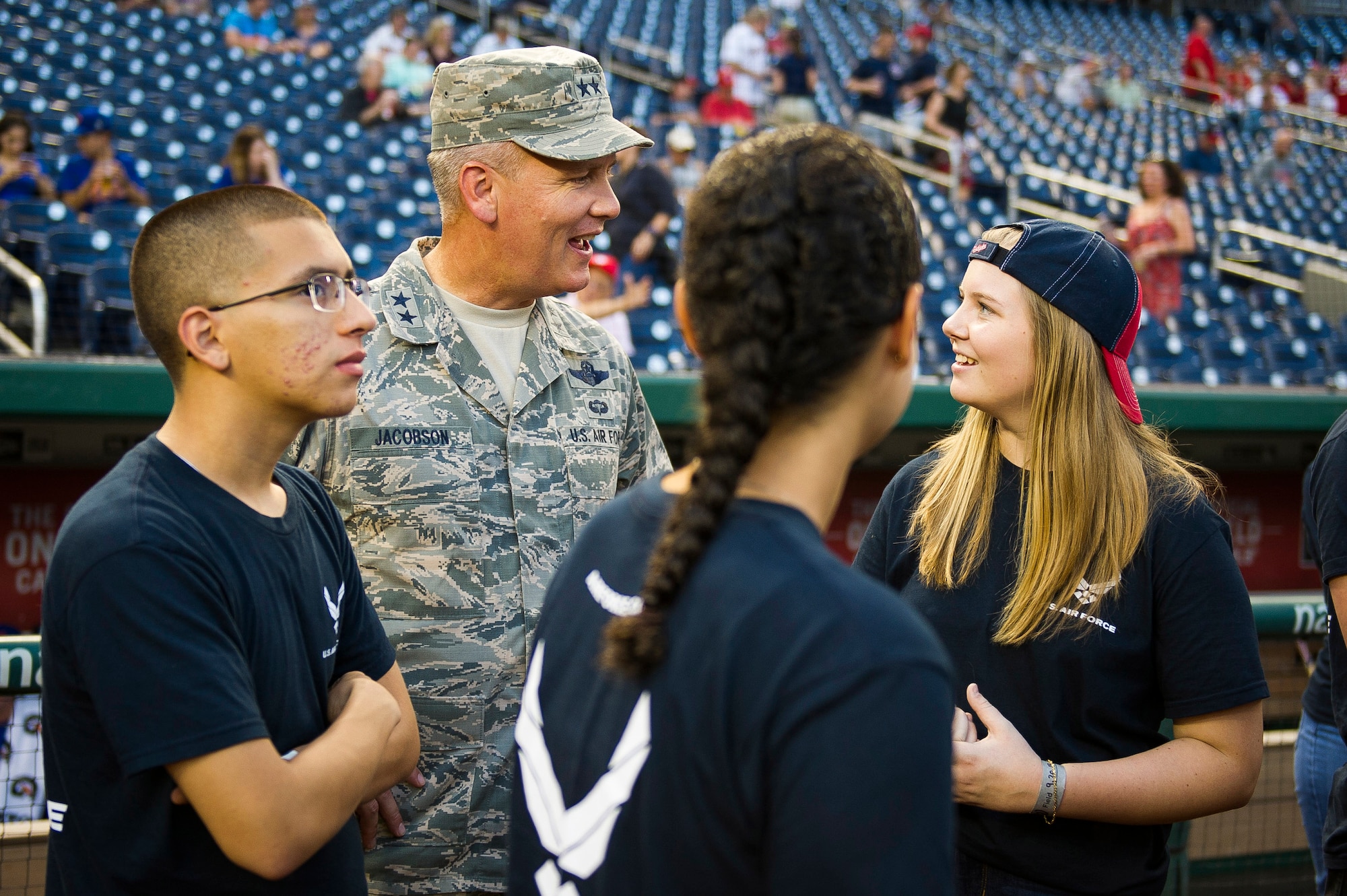 A general meets with Air Force recruits.
