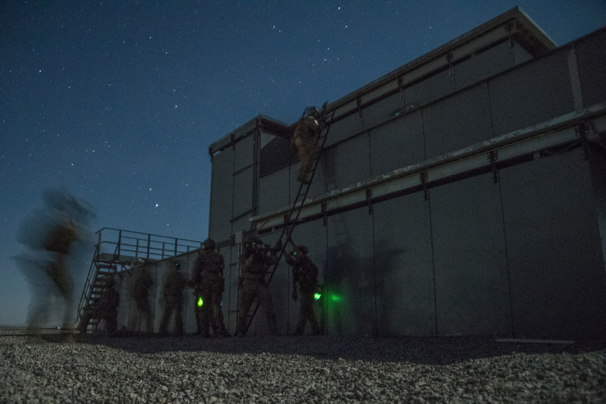 Special Tactics Airmen with the 21st Special Tactics Squadron infiltrate a compound at Fort Bliss, Texas, June 23, 2018.