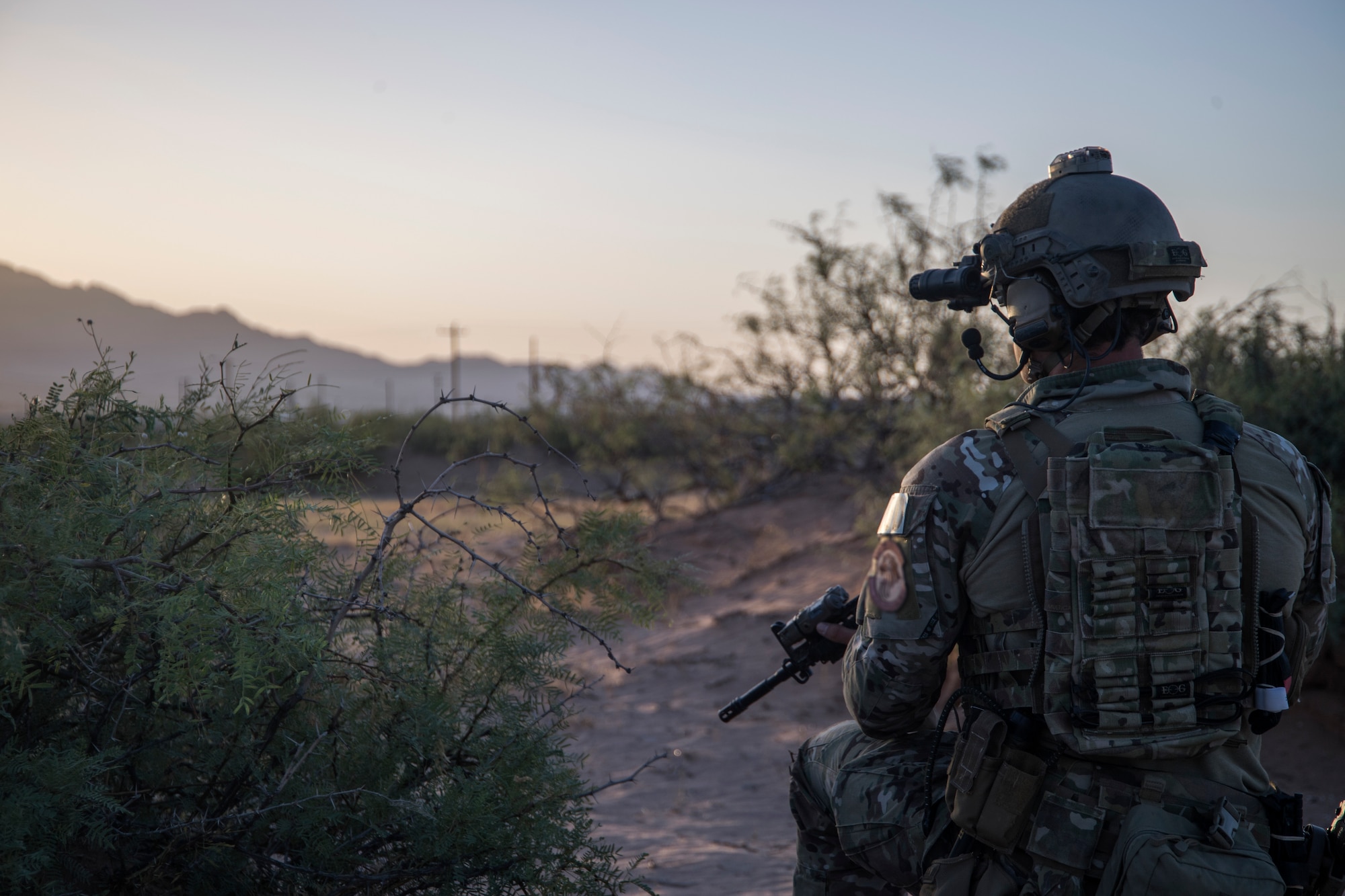 A Special Tactics Airman with the 21st Special Tactics Squadron prepares to infiltrate a compound at Fort Bliss, Texas, June 24, 2018.