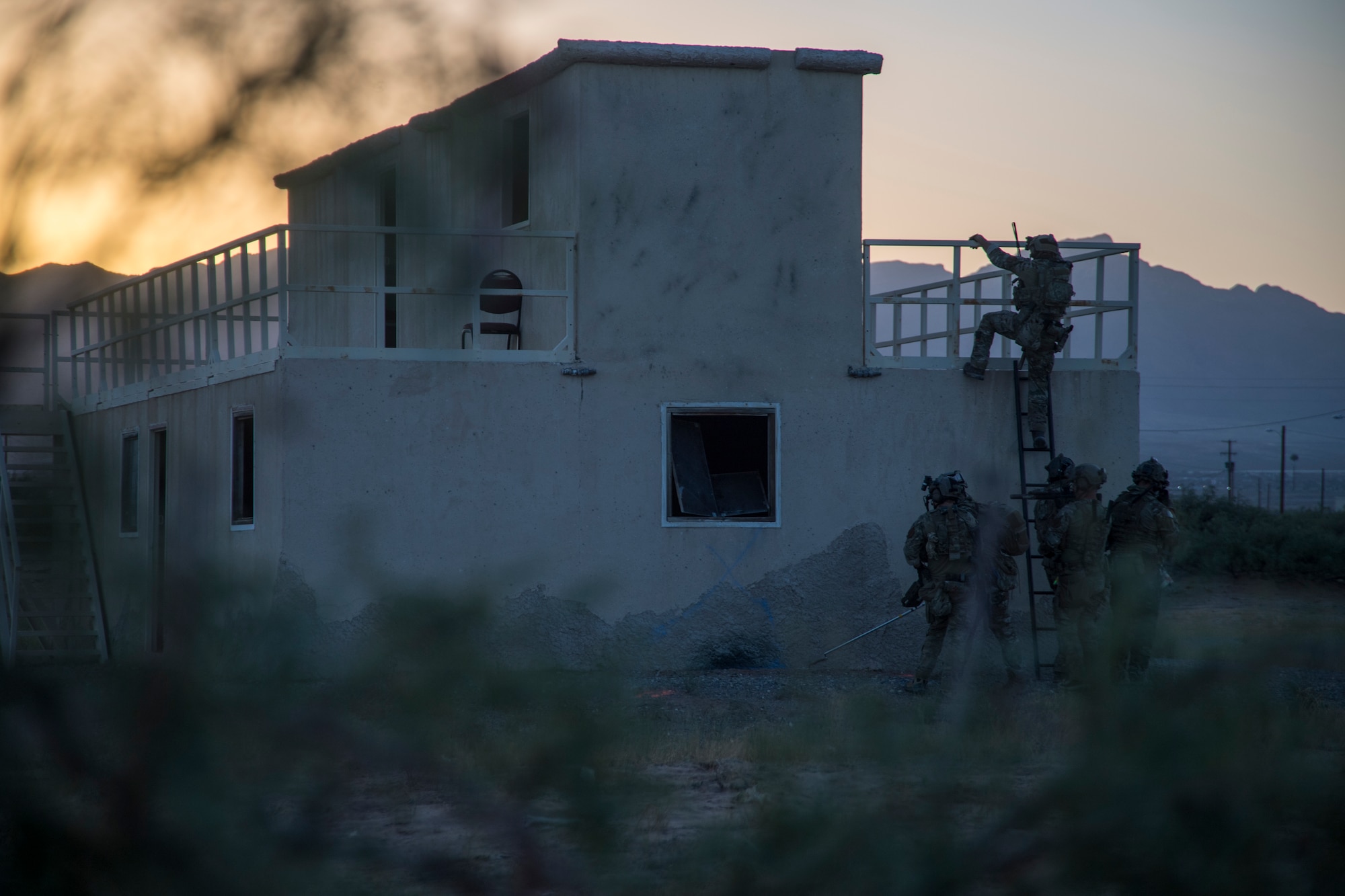 Special Tactics Airmen with the 21st Special Tactics Squadron infiltrate a compound at Fort Bliss, Texas, June 24, 2018.