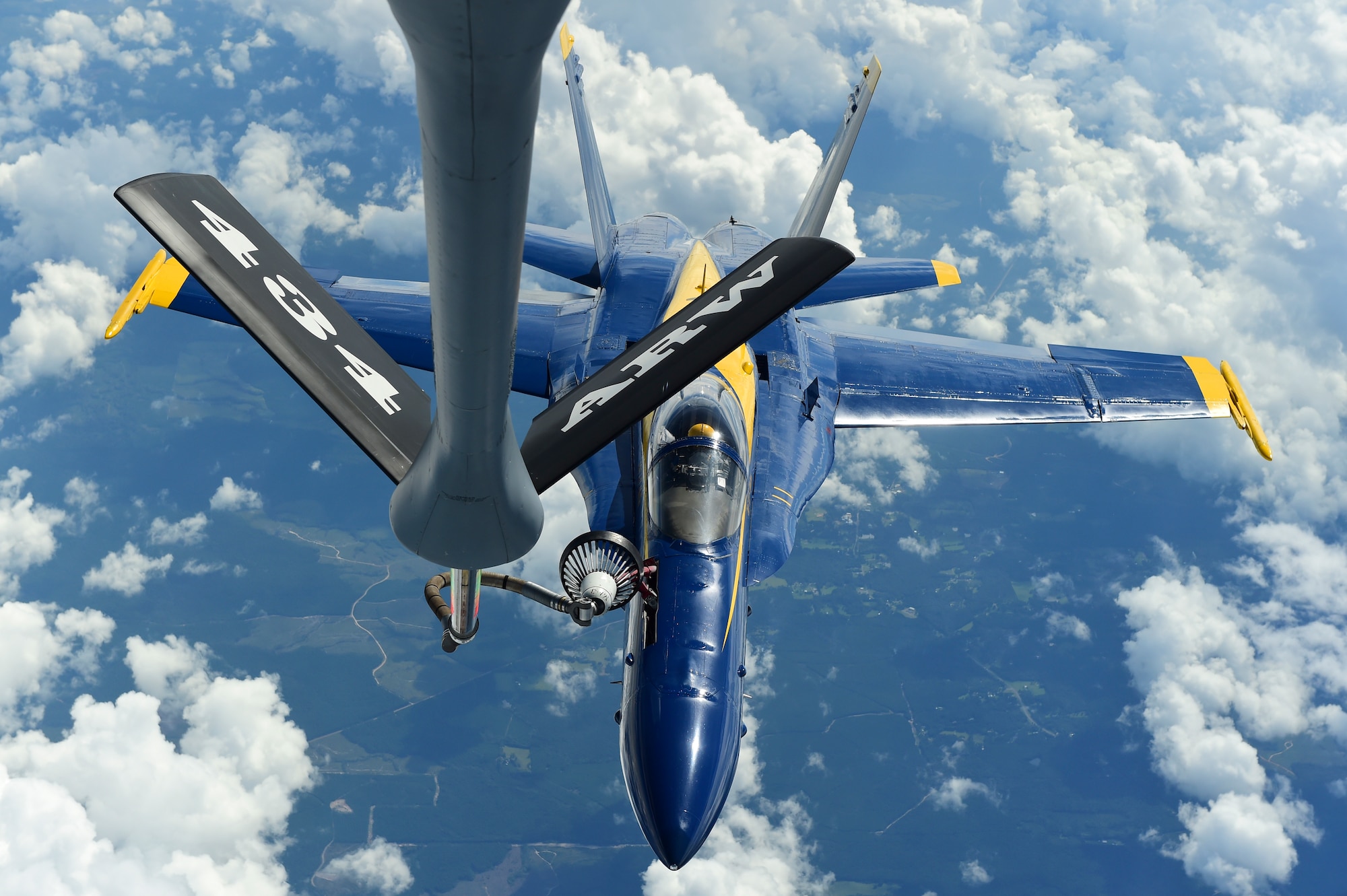 Grissom tankers refuel Blue Angels