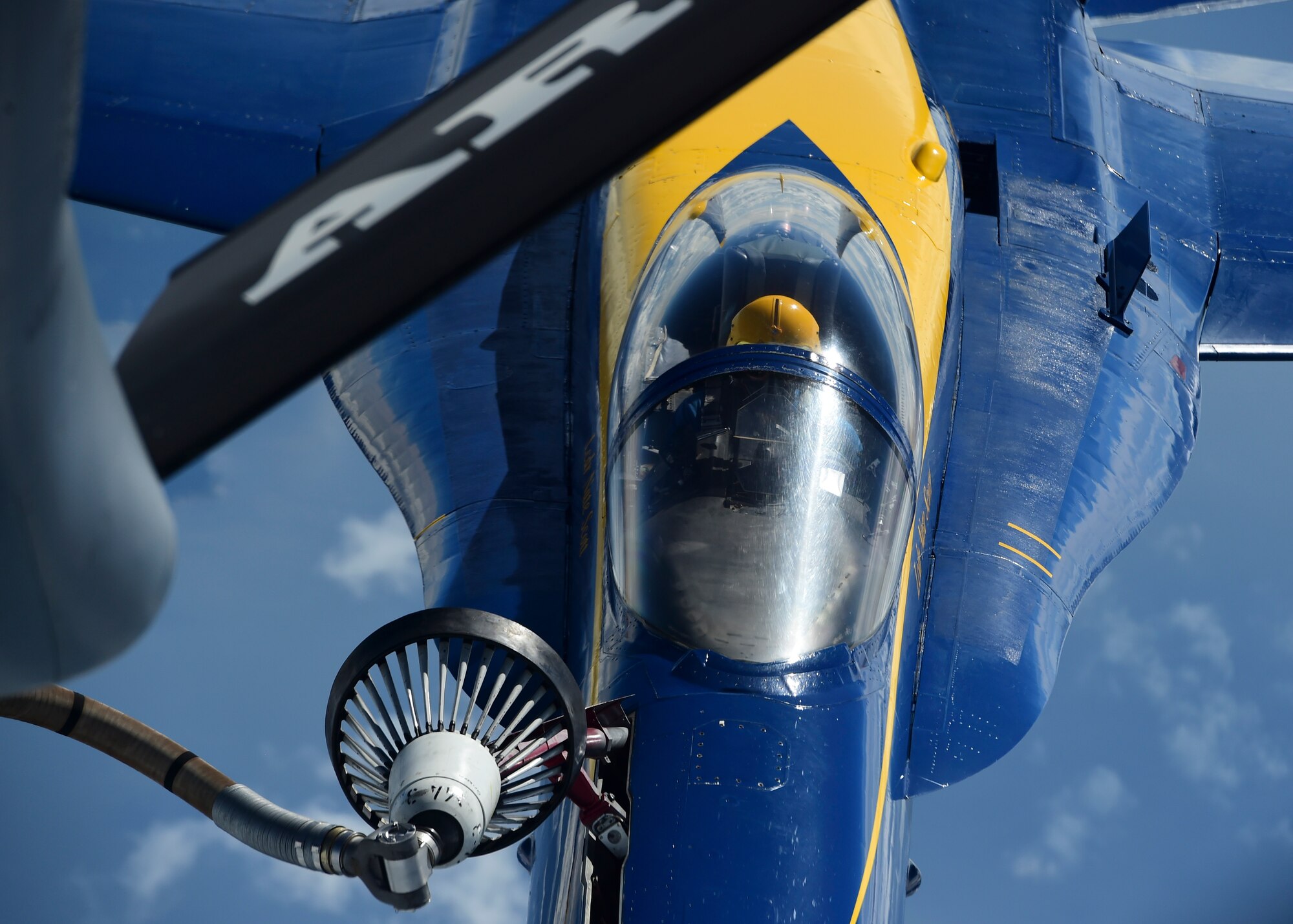 Grissom tankers refuel Blue Angels