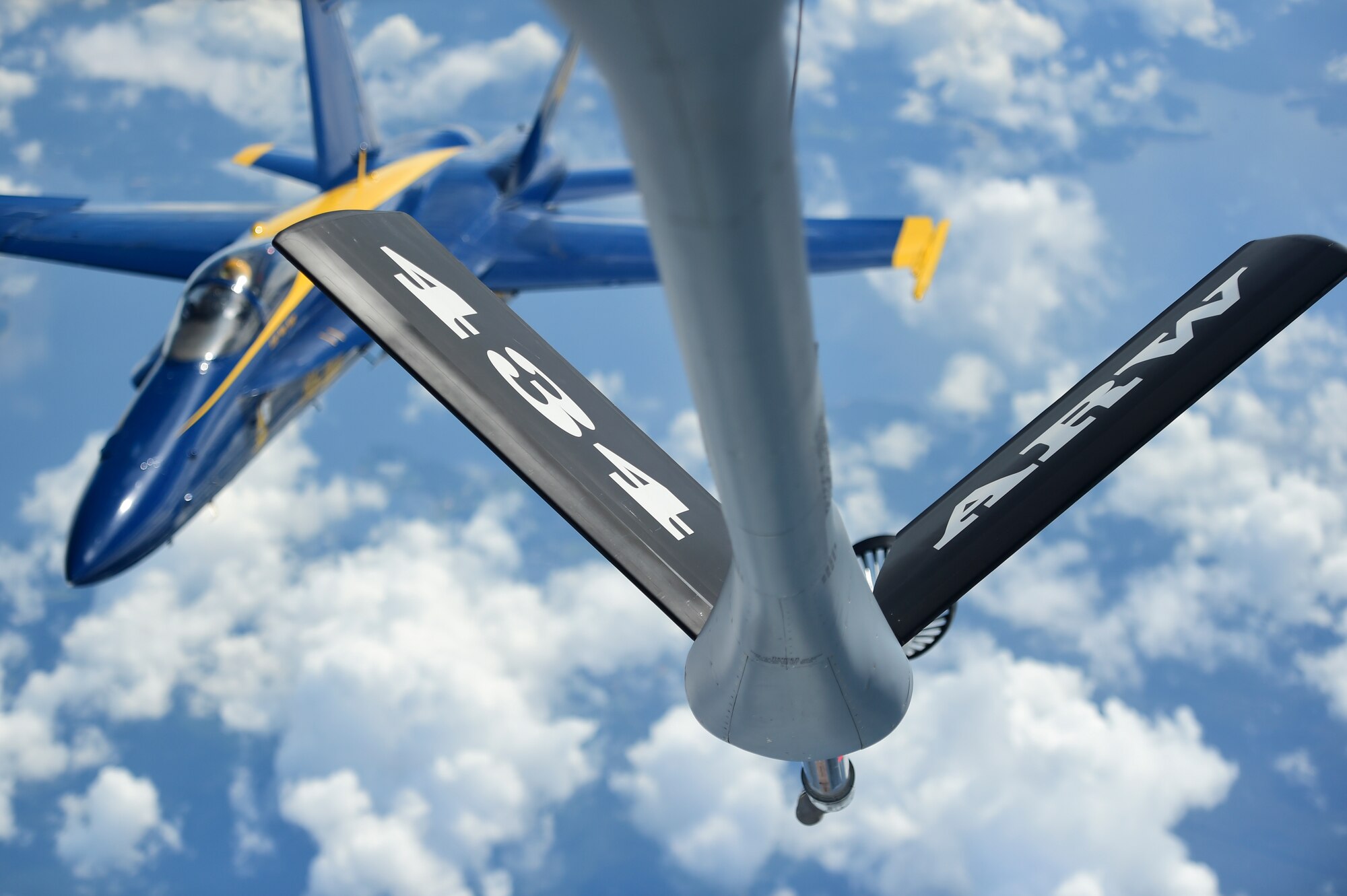 Grissom tankers refuel Blue Angels