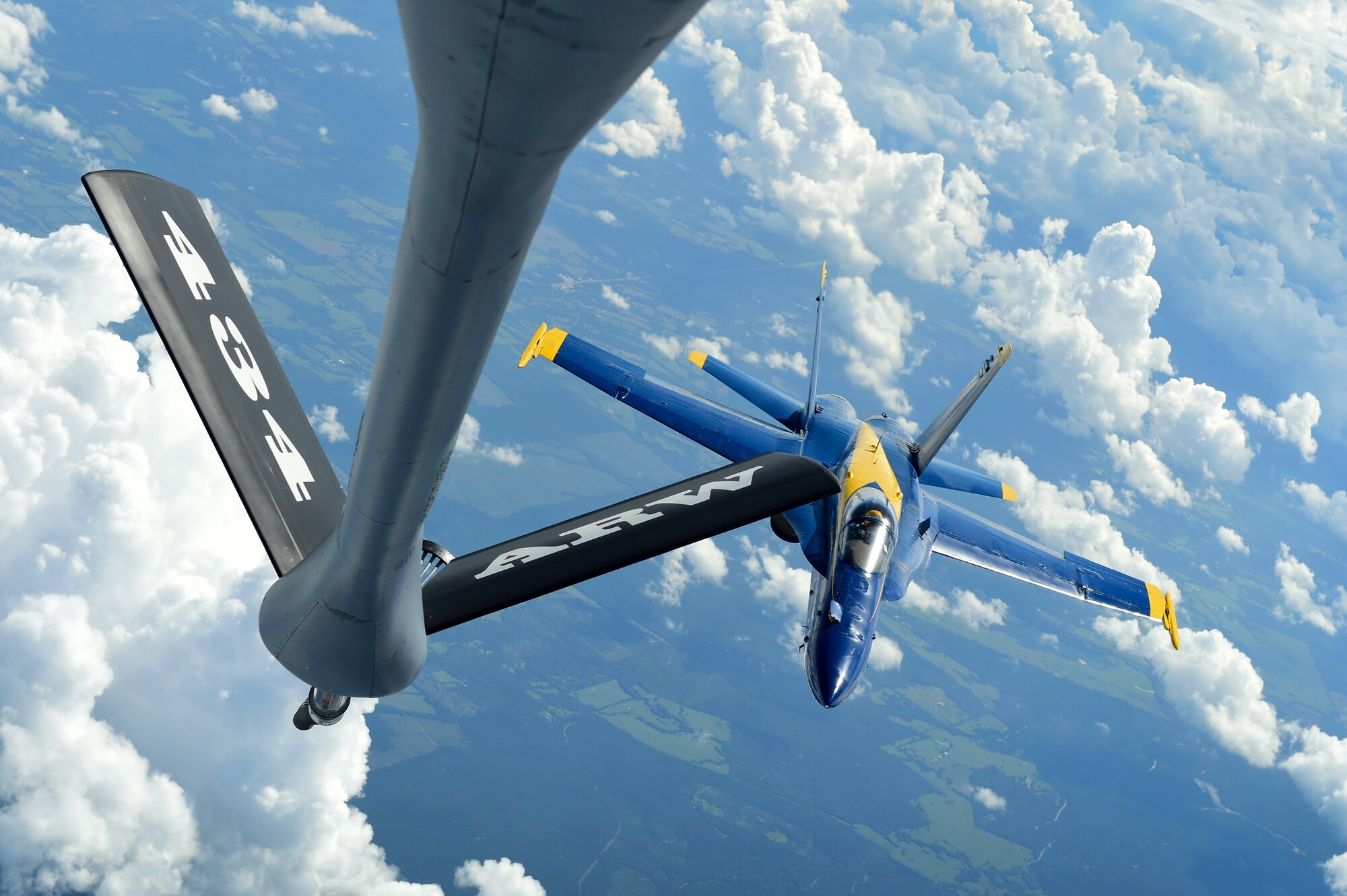 Grissom tankers refuel Blue Angels