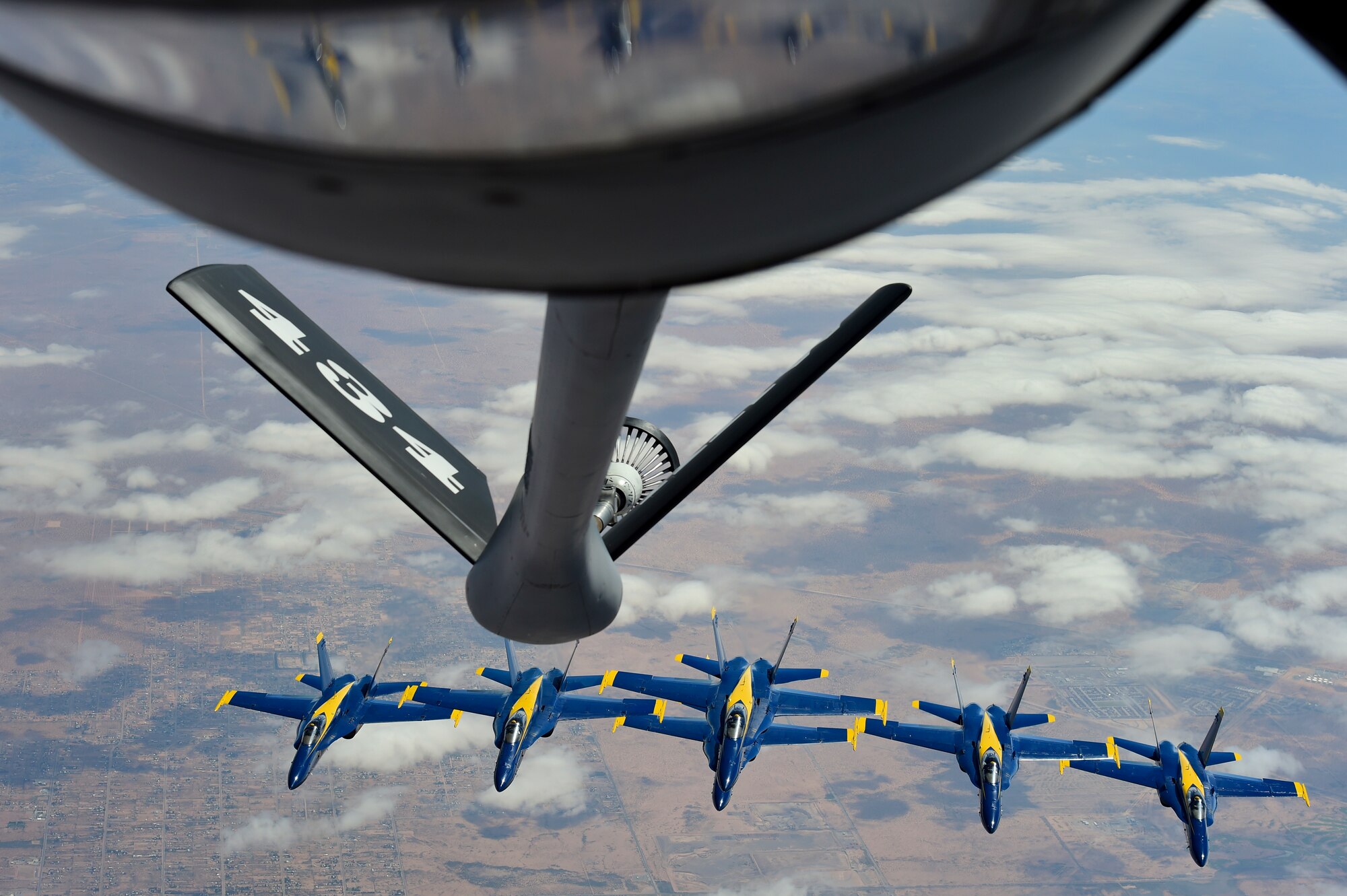 Grissom tankers refuel Blue Angels