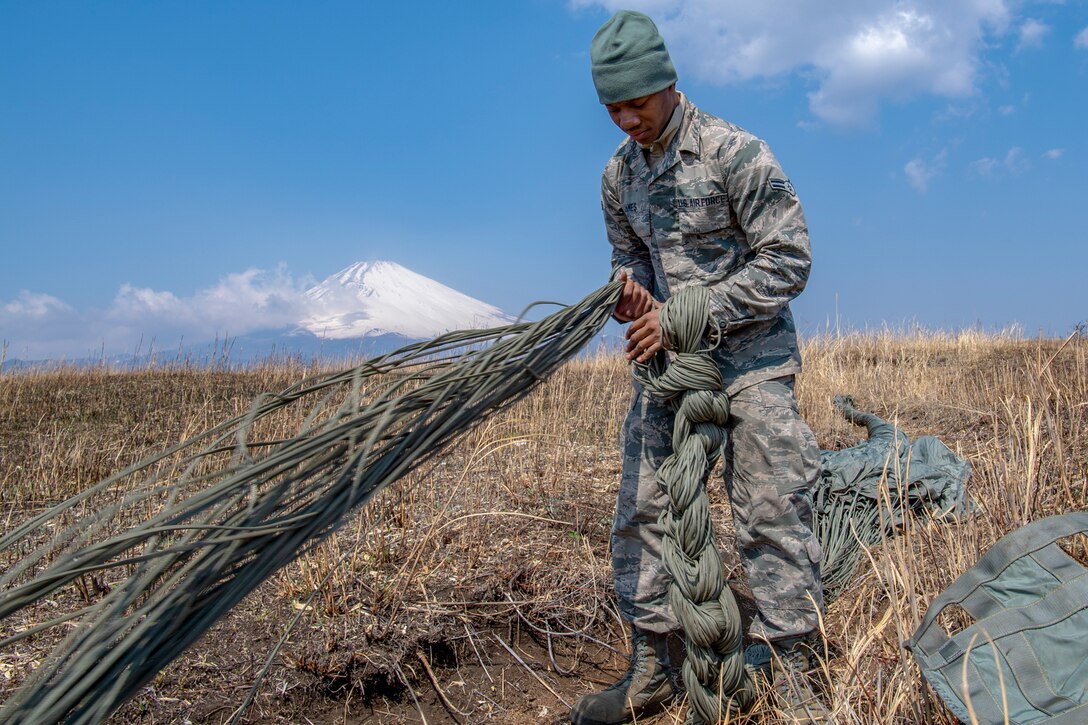 fold the suspension lines