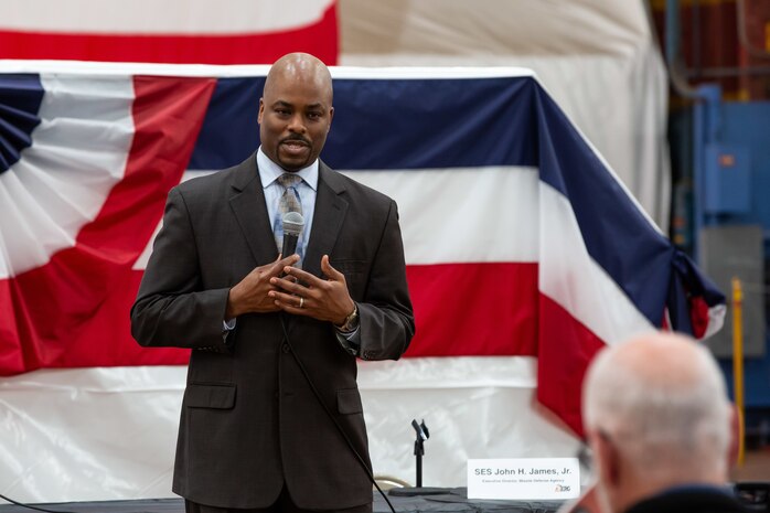 Deputy Assistant
Secretary for the Navy for
Expeditionary Programs
and Logistic Management
Jimmy D. Smith speaks to
NNSY employees about
the importance of taking
on unexpected challenges
and showing initiative.