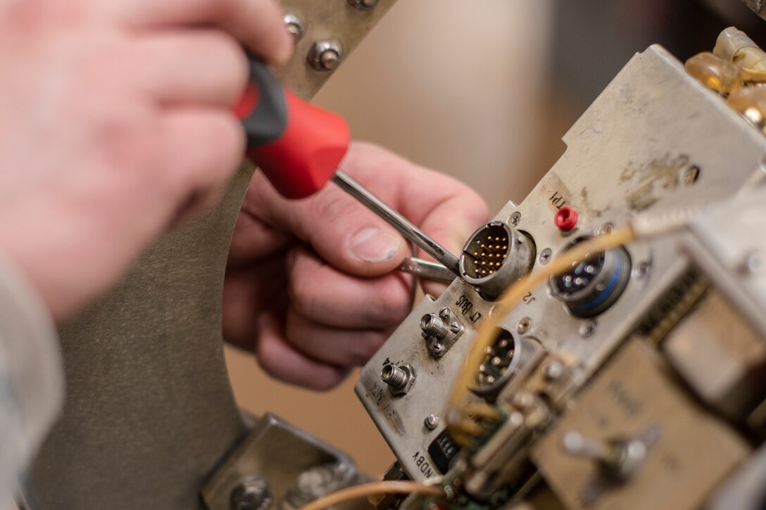 Hold screw tightening