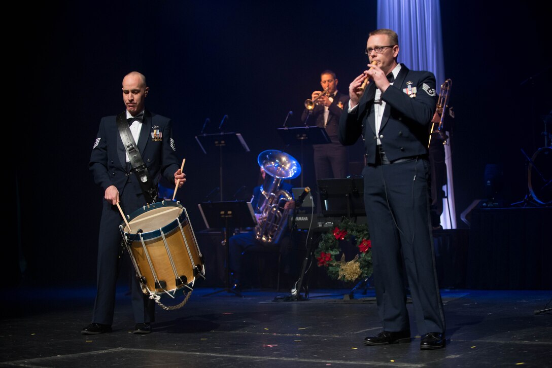 TSgt Marshall Gentry and SSgt Daniel Thrower: Pat a Pan performed during the 2018 annual holiday show with the USAF Heartland of America Band